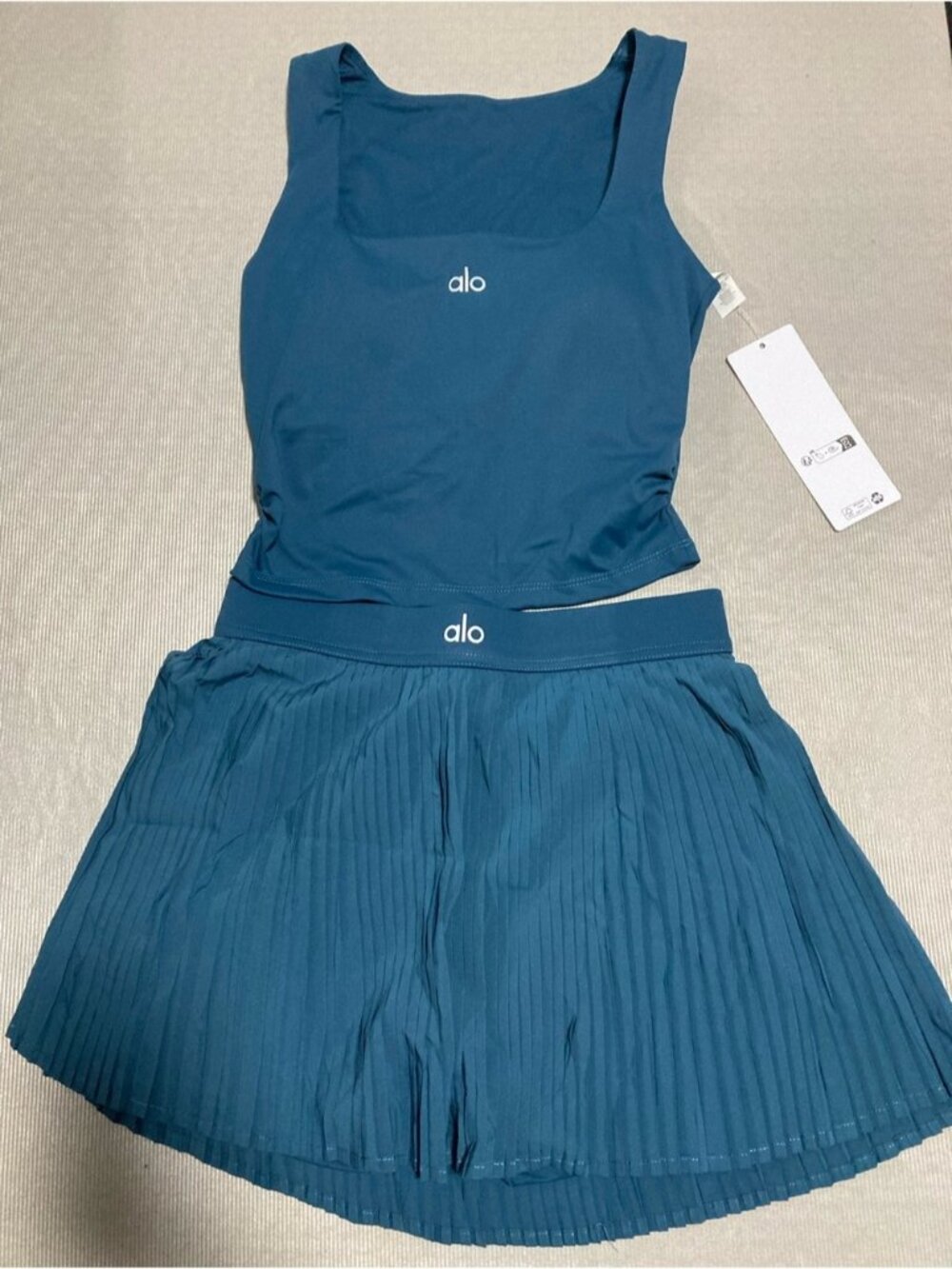 Alo Women's Teal Pleated Active Shorts and Crop Tank Set - Picture 1 of 3